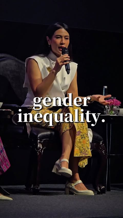Menutup minggu ini dengan rasa syukur bisa berbagi di acara @nutanixid, tentang hal yang sangat dekat di hati saya, kesetaraan perempuan di industri digital.
Jumlah representasi perempuan Indonesia di sektor ini masih yang paling rendah di Asia Tenggara (22%). Masih banyak tantangan, dari kesenjangan kesempatan, hingga perbedaan upah yang belum adil. Tapi perubahan bisa dimulai dari ruang-ruang percakapan seperti ini.
Lewat program @perempuaninovasi, aku dan tim berusaha menghadirkan solusi nyata. Kami berupaya membuka pintu kesempatan untuk perempuan dari latar belakang apapun, dari siswi sampai ibu rumah tangga, untuk berinovasi dan berkarya di dunia digital, karena perempuan juga punya tempat dan peran penting di masa depan teknologi Indonesia.
Alhamdulillah, di 2024 sudah ada lebih dari 35.000 perempuan dari 38 provinsi yang ikut bergerak bersama kami. Jangan ragu untuk cek ke @perempuaninovasi dan bergabung di garis depan perubahan. 💜
