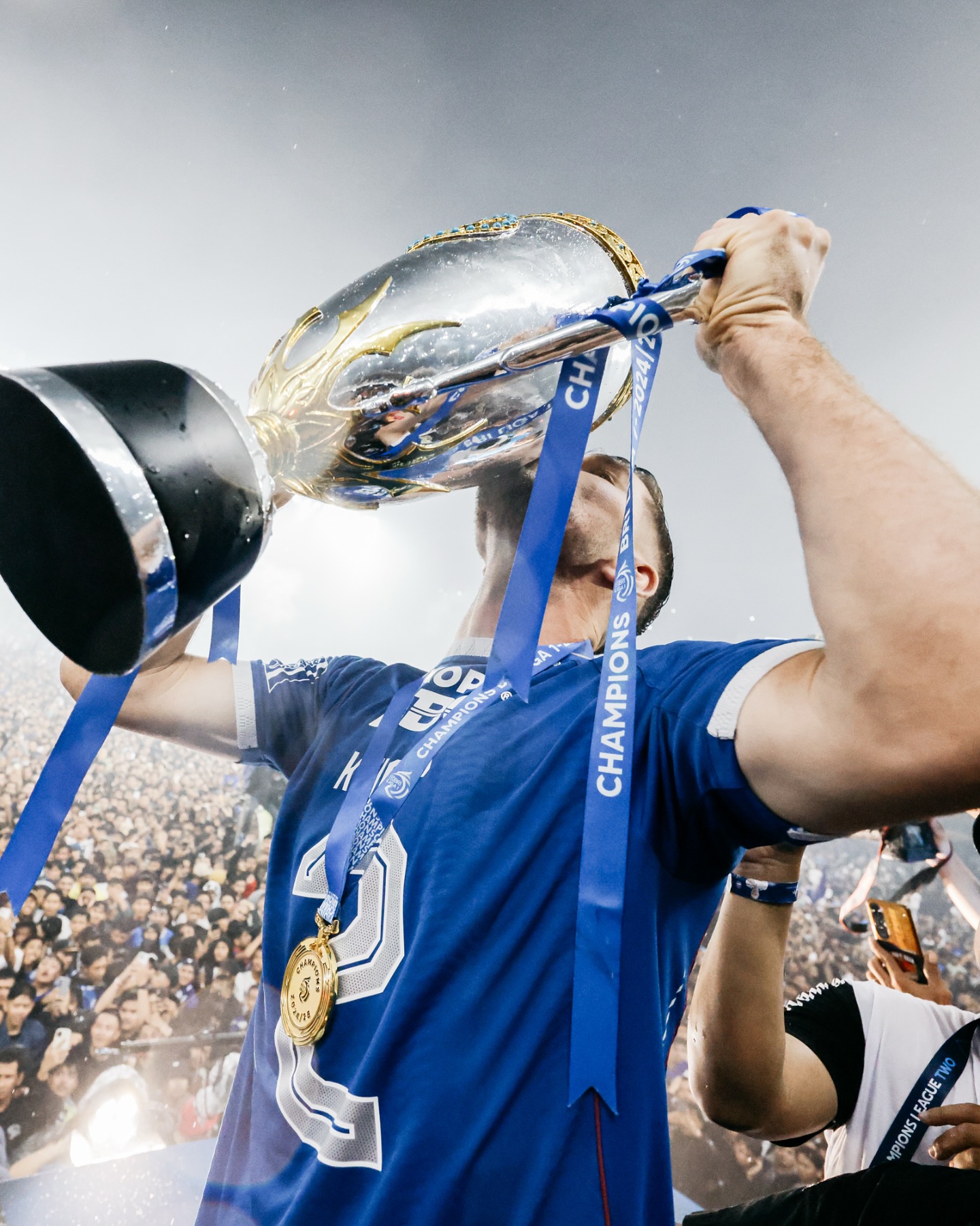 Today is my last official day as a Persib player. I want to say one more time how thankful I am to all of you for giving me an amazing feeling over the last six years. I couldn’t have wished for a better farewell. Hatur nuhun Bobotoh, players, and staff 💙 Love you all.