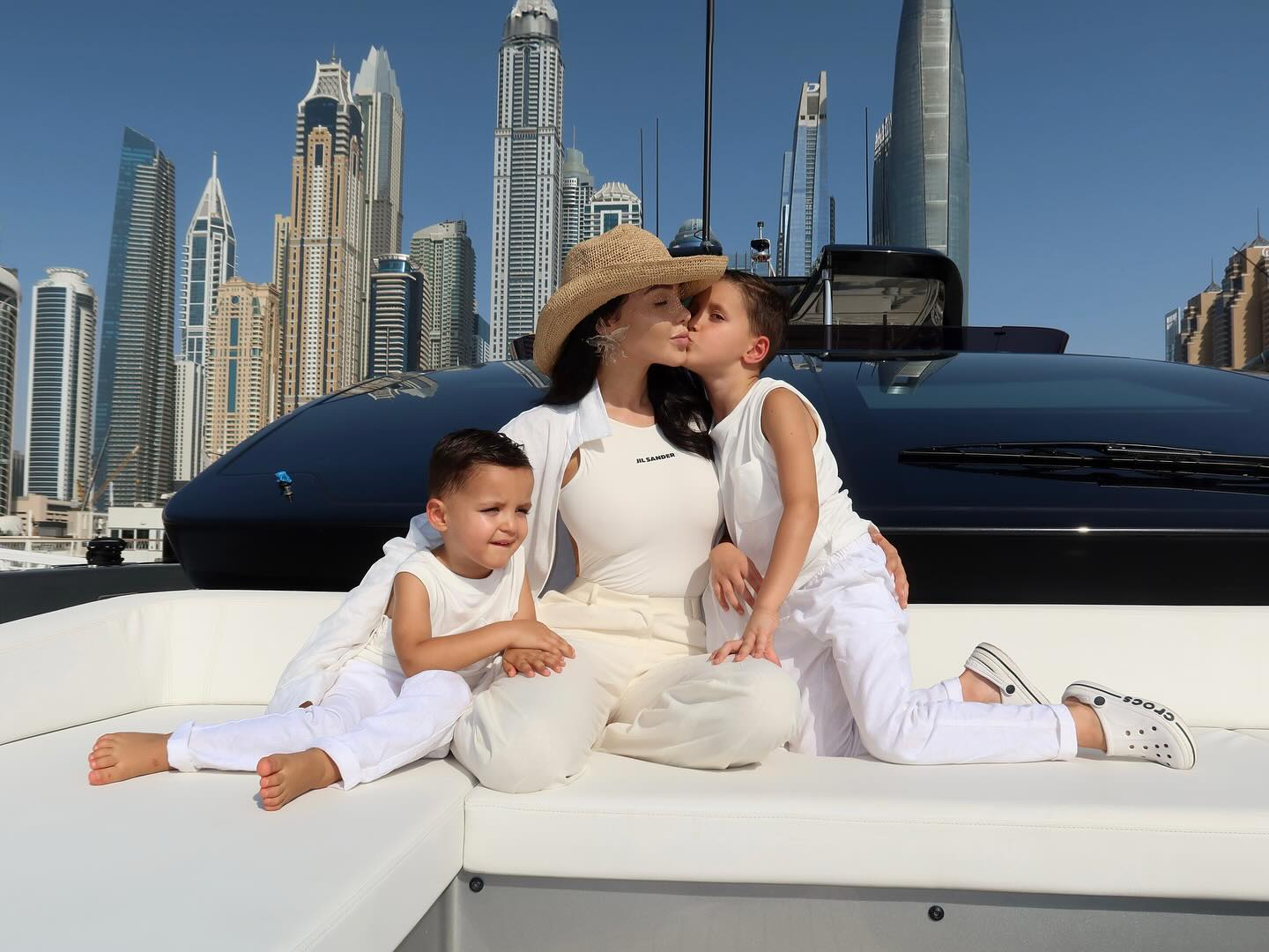 La plus belle chose qui me soit arrivée c’est d’être votre maman 🫶🏻 a cool mom of course 👌🏼 🛥️ 🤍