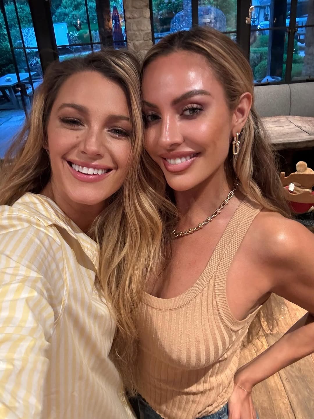 So much fun with you @blakelively 🤍✨
Best time with you and the 🐰🐴🐥
#blakelively #beauty #countrylife