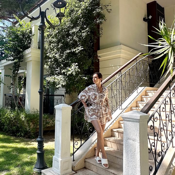 ✨ Этот отпуск был особенно тёплым — не только из-за солнца, но и благодаря одежде, в которой я чувствовала себя по-настоящему собой.
Комплект от @eleganzza_official стал моей любимой находкой в поездке:
🤍 Блузка — невесомая, как морской бриз. Её свободный, но изящный силуэт подчёркивает линию плеч и создаёт ощущение лёгкости. Материал дышит, не мнётся, а рукава и детали кроя добавляют элегантности даже в самые жаркие дни.
🤍 Шорты — идеальная посадка, комфортное движение, высокая талия и лаконичный дизайн. Они легко сочетались с топами, блузами и даже купальником — настоящий must-have в отпускном чемодане.
📍Ни одного дискомфорта, только уверенность, свобода и удовольствие от каждого образа. Я провела целые дни в этих вещах: на прогулках у моря, в кафе на побережье, на экскурсиях — и везде ловила восхищённые взгляды и комплименты.
Стиль в отпуске — это когда тебе удобно, красиво и легко. И Элеганза справилась с этим на 100%.
⠀
#eleganza #летнийобраз #отпускмечты #стилькаждыйдень #отпуск2025 #bluzka #шорты #eleganzastyle #элегантностькаждыйдень