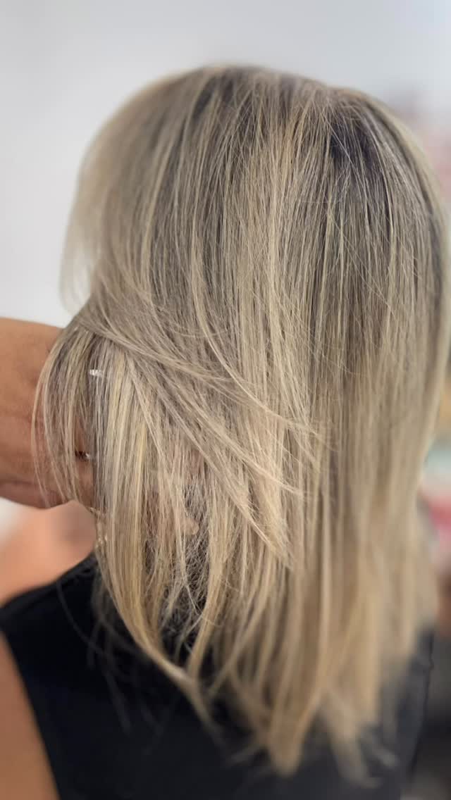 Mais um retoque do loiro,e como bem sabemos cabelo loiro tem os seu cuidados.
Fico encantado com esse tom bem iluminado e brilhoso.
#blondingspecialist
#loirosaudável
#salaodebeleza
#reelsinstagram