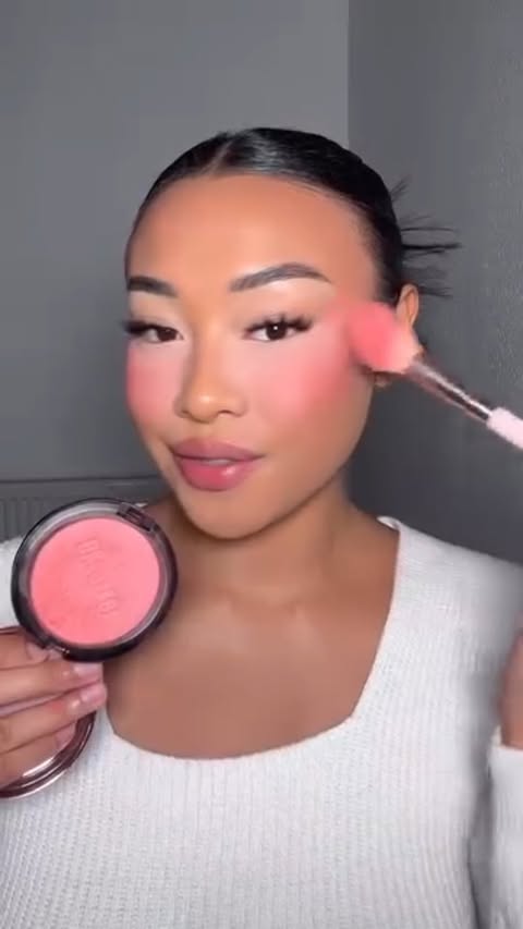 Follow @fatimabeautyblog for more! DM to get featured 💖 @samanthaevira
——
this is how to layer your makeup ♡
products used:
@iconic.london underglow blurring primer
@toofaced soft matte foundation sand
@hudabeauty faux filter concealer honeycomb
@hnbcosmetics glossy skin blush 02
@anastasiabeverlyhills magic touch concealer 9
@juviasplace silky finishing powder cotton candy ad
@juviasplace silky finishing powder vanilla bean
@cliniqueuk true bronzer sun blushed
@bperfectcosmetics scorched blush helios
@charlottetilbury lip pencil pillow talk medium
@maccosmetics powder kiss lipstick mulll it over
@morphebrushes continuous setting spray