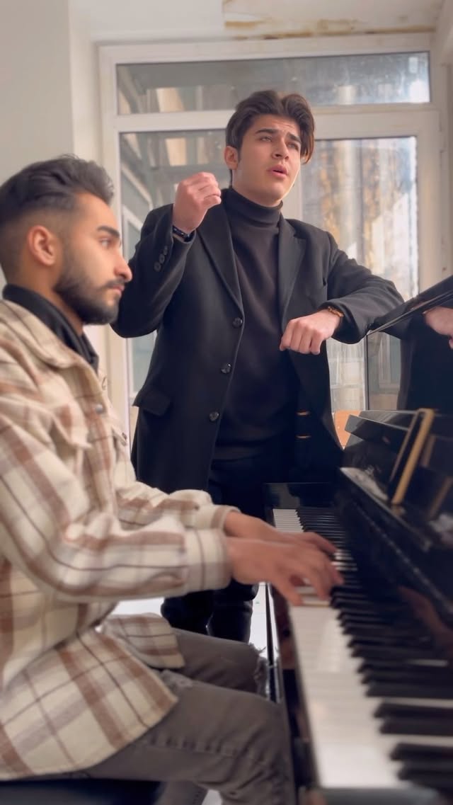 بین کلاسم این کار زیبا روخوندم براتون🎹🎤
امیدوارم حس خوب بگیرید✨
لایک،کامنت،شیر،سیو یادتون نره😉
اگر از اکسپلوری خوشحال میشم بهمون بپیوندی🪽🤍
Piano: @dnylmusic1
Video: @__mobinrahimi