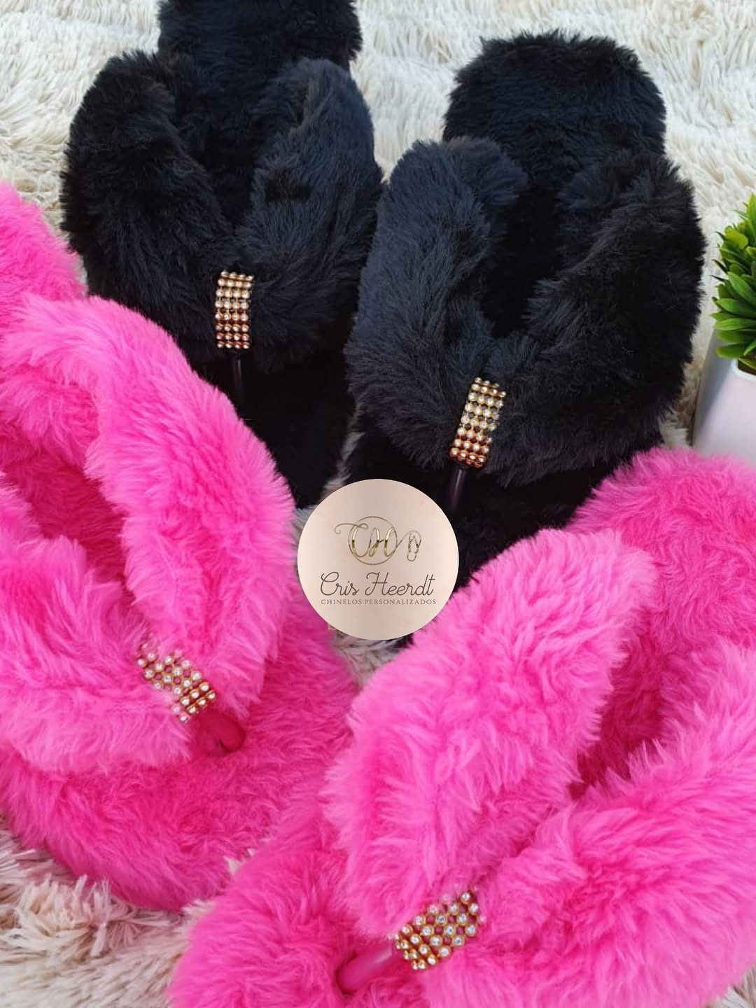 💖 Venha aquecer seus pés com nossas lindas chinelufas!
Feitas com todo carinho para te proporcionar aquele conforto gostoso nos dias frios, como um abraço quentinho nos pés. 🥰❄️
Perfeitas para curtir o inverno com leveza, estilo e muito aconchego.
Disponíveis em várias cores, prontinhas para te encantar!
📲 Chame no WhatsApp e garanta a sua: (43) 99662-6832
#Chinelufas #ConfortoQueAbraça #InvernoAconchegante #CrisHeerdt #FeitoComAmor