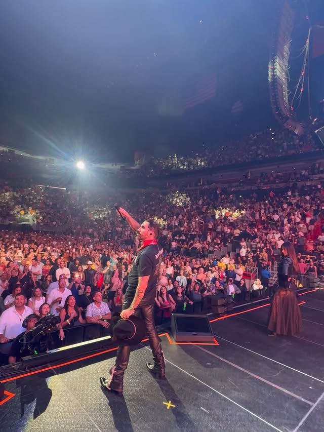 MIAMI! 🔥🤯🔥🤯🔥 ME VOLASTE LA CABEZA!!
Qué manera de cantar y vibrar con #DeReyAReyUSA!! 💥🇺🇸
Cerramos HOY en ESTERO, FL! 🤍
¿Listos pa’ la última vuelta de este pedazo de gira?
📸: @mr.bgarcia