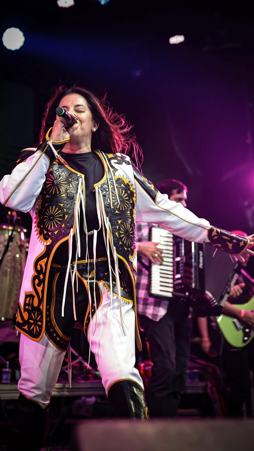 Meu #tbt de hoje!
Meu Deus que show foi esse? Gratidão!
Quero agradecer a cada mensagem recebida
A cada um de vcs que cantaram e encantaram esse evento lindo, obrigado @sitiotrindaderecife
Agradecer a todos que trabalharam nesse evento,
A minha banda que arrasaram!
Obrigada ao meu escritório que não mede esforços pra fazer um bom trabalho @ondaproducoespb @eulaliaslins .
Obrigada a @prefeiturarecife por tudo!!!!!!
Obrigada ao vice-prefeito @victor_marques , obrigada pela confiança.
Obrigada a minha prima querida @sueli.lucasnovaes , sem vc nada seria possível, obrigada por sempre acreditar em mim.
Obrigada ao meu parceiro @anisionetofotografia
Obrigada a @audimed.pernambuco , sempre comigo.
Obrigada ao @irineu_do_mestre por esse look lindo!!! Fiz questão de homenagear o meu povo
O povo do sertão, da caatinga, da roça que foi onde fui criada.
Obrigada a vocês por tanto carinho recebido naquela noite!🩷
#simarapires #forró #ondaproduçoes #saojoao #musica #forrodasantigas #show #tbt #forro