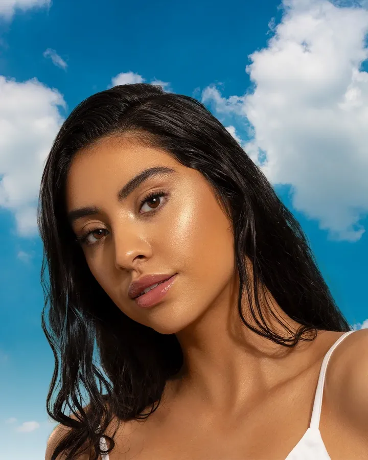 🤳🏻✨ Desde el primer toque hasta la última foto del día: #MakeupAPruebaDeVerano 🌊🍹
El look glowy que sobrevive al calor, las risas y los días sin filtro.💄👙 ¡Lo que SÍ va en tu maleta! 🧳🏖️
#BellisimaMx #VeranoReal #InMakeupWeTrust