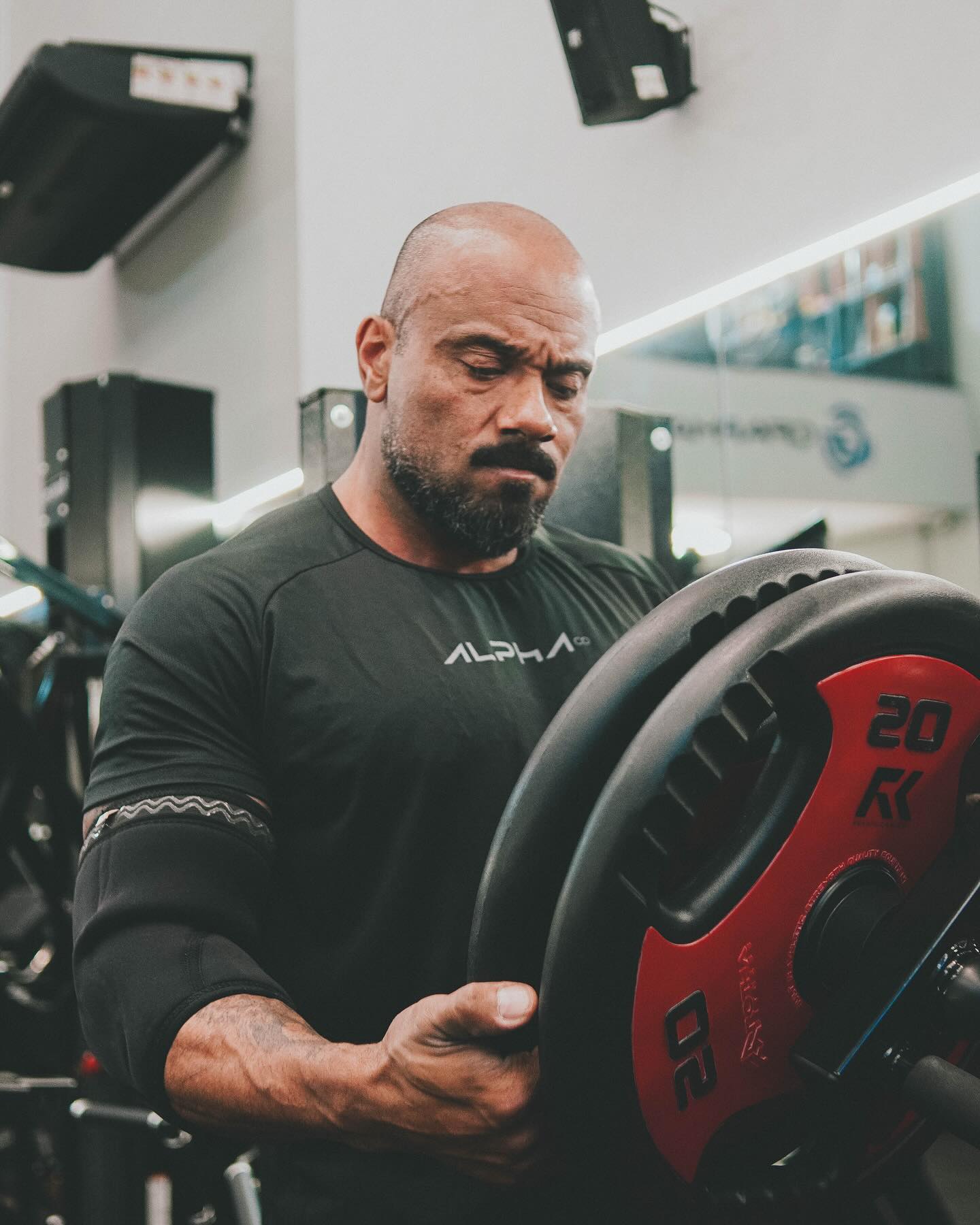 Hoje o treino foi insano e não tinha como ser diferente: fardado de @usealphaco 🔥 Impossível ficar de fora depois da nova coleção da linha ESSENTIAL, com a tecnologia dry-fit trazendo conforto, respirabilidade e leveza para um treino PESADO 🔥🐺
Use o cupom 🏷️BALESTRIN e faça parte da alcateia com aquele desconto👊🏾