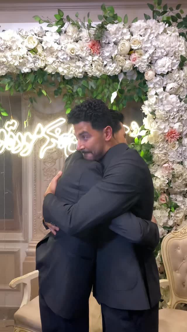  كنت فاكر اني هعيط بس في فرح بناتي
ماكنتش متخيل ان ده يحصل في فرح اخويه بس ده لانك مش بس اخويه انت اخويا وابني وسندي وضهري
و فجأه لقيت نفسي بعيط انا وامي وابويه واخواتي زي اي اسره مصريه اصيله بتعيط في الفرح وبتضحك في الاحزان 😂
@mahmmoudanwar511