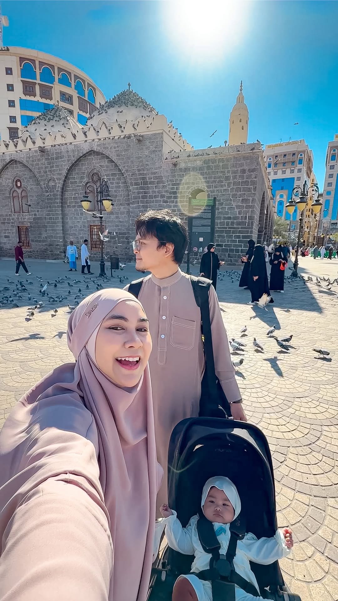 Kangen janjian ketemuan di gate 338, yang sering dibilang gate paling romantis 🥰
Biasanya abis sholat kita jalan2 di sekitar Masjid Nabawi.. entah itu belanja oleh2 atau makan..
Kebantu banget sama strollernya Aqila @nunaindonesia Nuna Ixxa sepraktis dan seringan itu buat dibawa travelling, gampang banget dilipetnya, muat banyak barang lagii cocok buat kita yg suka belanjaa hahaha 😆💕
