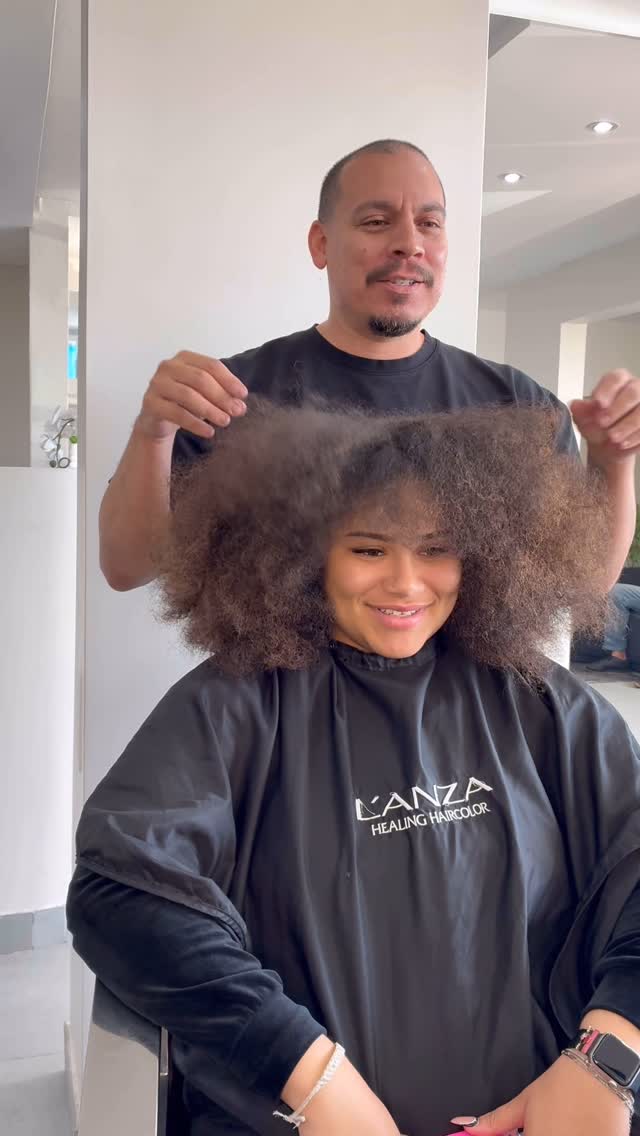 En este video mostramos cómo podemos trabajar un efecto de color en un #cabellorizo siempre representado la integridad del Cabello para un resultado #bienbiuti #biutisalon #puertorico #curlyhair #curlcolor #haircolor
