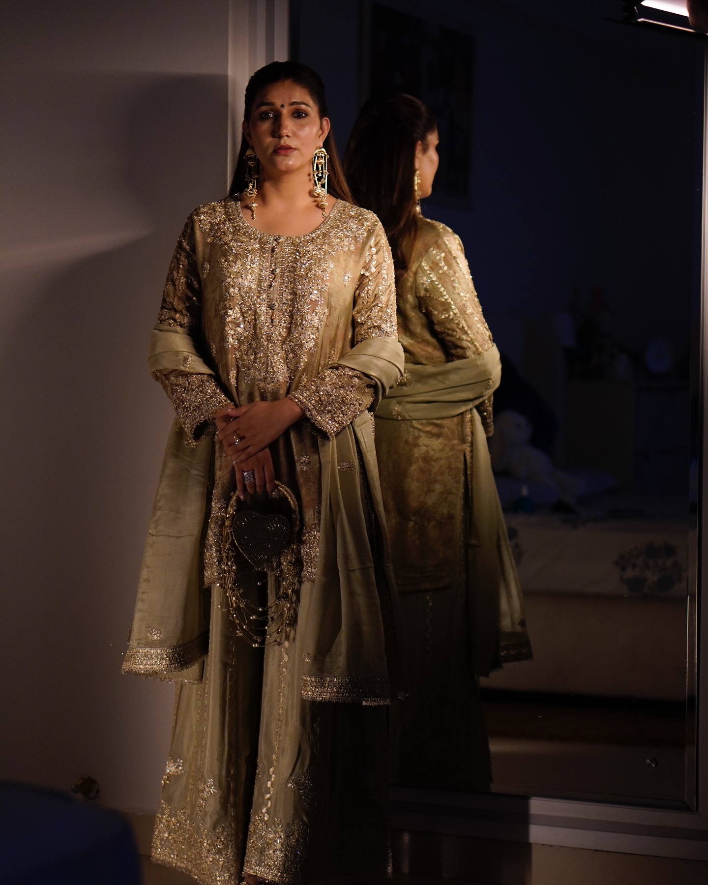 Wear gold and own the world 🌍✨
#sapnachoudhary #desiqueen #positivevibes #trending #thankgodforeverything