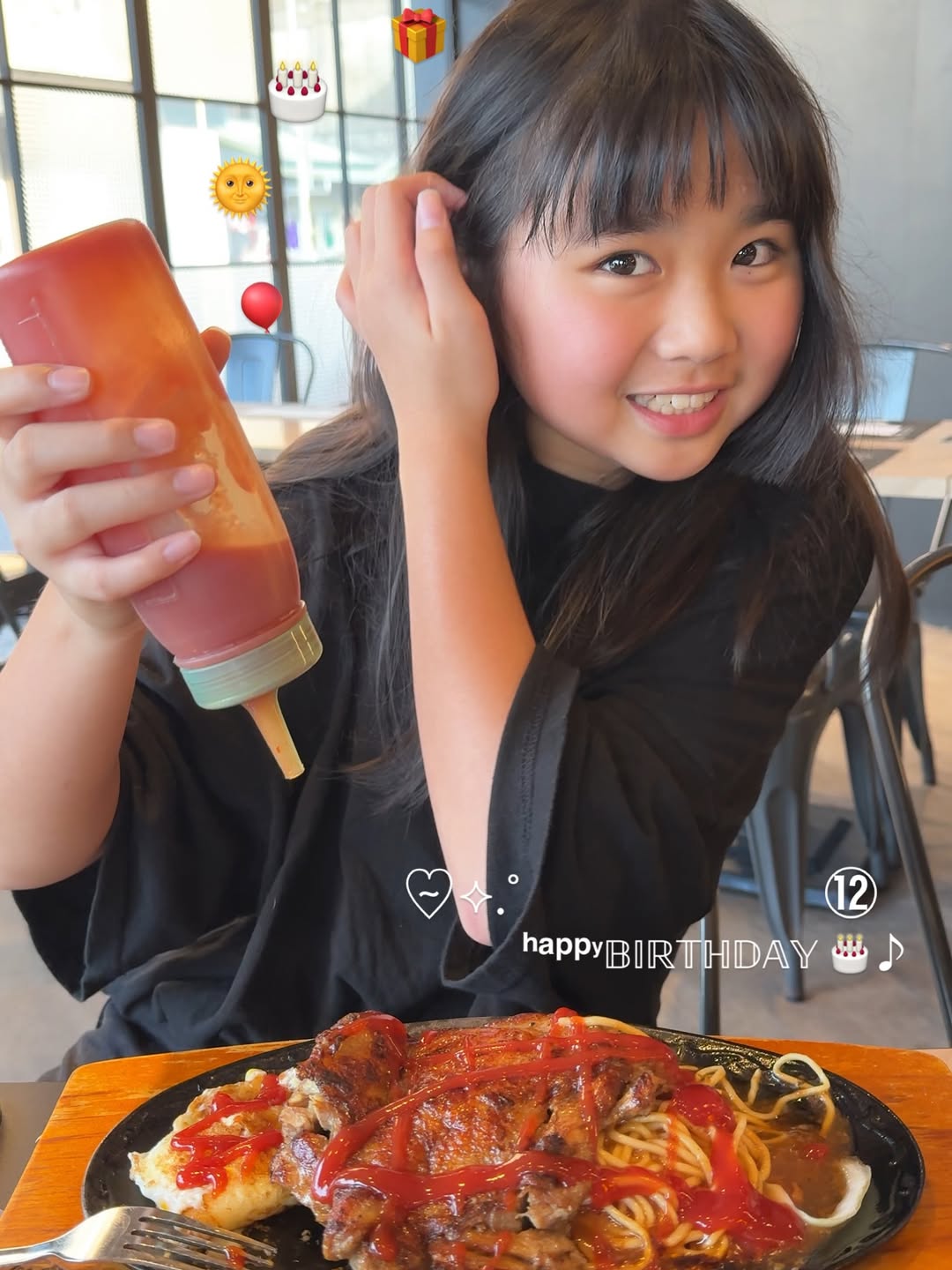 Dear 大美妮
來到了妳去年就開始倒數的12歲
說以後就不能過兒童節有點不想
但從今天開始妳就是—美少女
(這個稱呼可還滿意)
妳還說今年想收到我寫的生日卡片
可以先放過我嗎
這樣我要寫3張欸
等妳們18歲生日那年在寫好不好
(搞不好那時候根本就不想收卡片)
這次生日在端午連假每天吃很好
真的賺到!
祝妳
身體健康\\\\٩( 'ω' )و ////
恭喜發財 💰( 'ω' 💰 )
美若天仙 ⊹⁺⸜(ᐡ⸝ɞ̴̶̷ ·̮ ɞ̴̶̷⸝ᐡ)⸝⁺⊹
智商變高
有什麼話我們私底下說🫶🏻🧡🫶🏻🧡🫶🏻
—————最最最愛躺在沙發也愛妳的媽媽²⁰²⁵ᰔ. ✏️