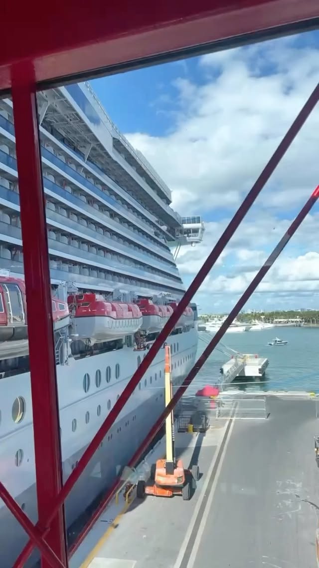 #back to #one 😜
#cruise #carribean #trip #crociera #vacation #milena_narciso_official