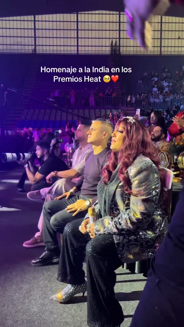 Eres una mujer que nos inspira @yosoylaindia un honor tenerte en Colombia en los #HeatAwards tu gente linda te espera siempre con los brazos abiertos🎶🏆
#heatawards #heatmedellin #premiosheat #laindia