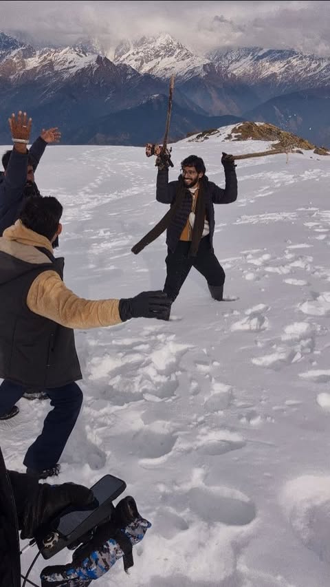 😁ज़िंदगी ना मिलेगी दोबारा ❤️
#mountain #khaliyatop #munsyari #uttarakhand #trip #treval #rajansagar #rajanpercussionist #snowday #snow #viralreels #trendingaudio #newpost #artist #instagram #facebook #viral #zeropoint #tracking #himalayas #pahadi #enjoylife #lifelessons #zindagigulzarhai