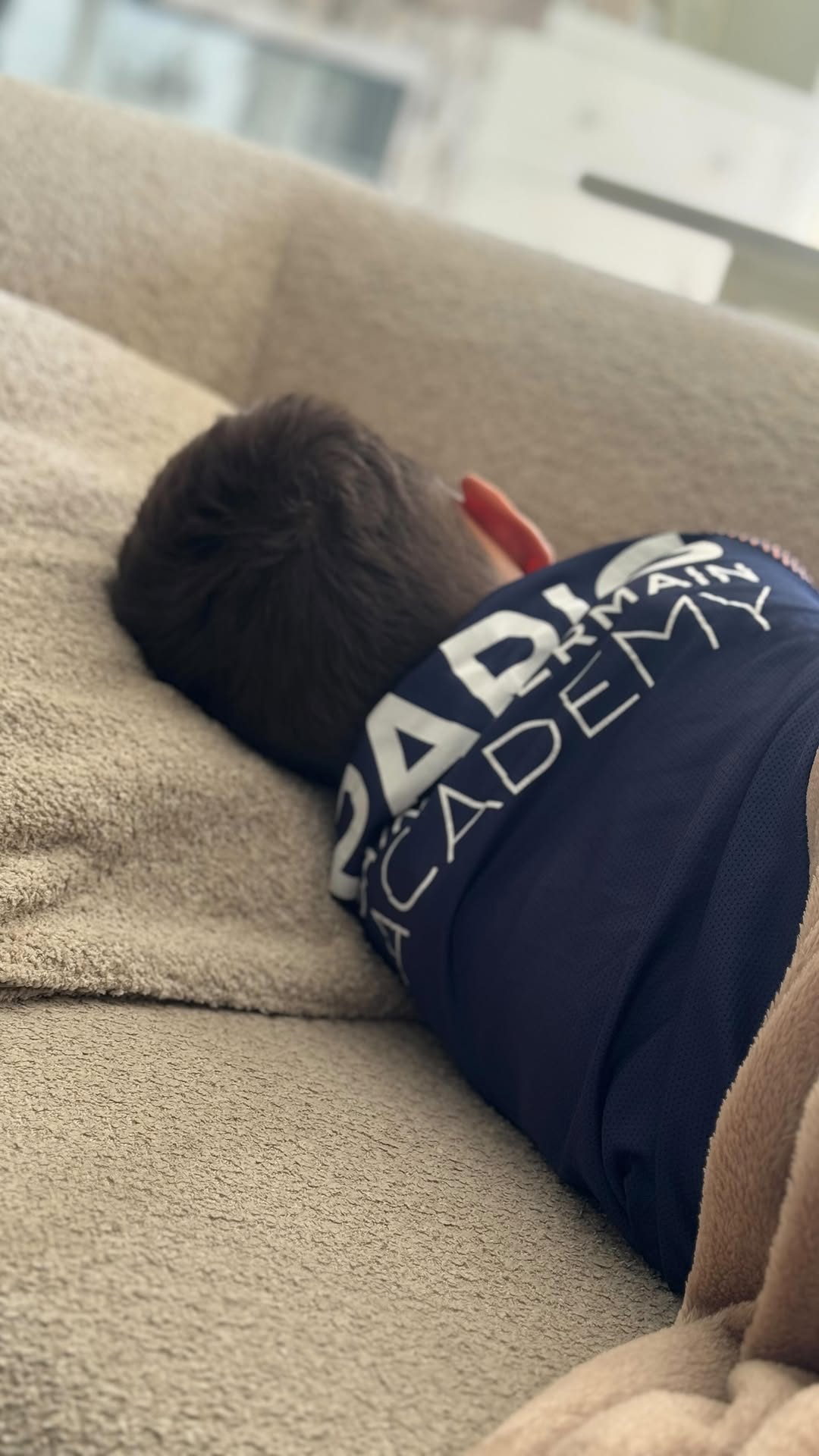 Sonntag Morgen 9:15 und das ganze Haus ist viel zu ruhig. Muss erstmal in jedes Kinderzimmer um zu sehen, wer da ist und wer nicht . Djibi ist anscheinend gestern Abend noch mit zu Montry gegangen, Aaliyah hat doch bei ihrer Freundin übernachtet. Und Issa ist mit Fussballsachen im Wohnzimmer eingeschlafen 😂. Da ich nach den Drillis die erste bin die abends einschläft , muss ich morgens alles zusammenreimen:):). Wann bin ich eingentlich so langweilig geworden . Wer kennt‘s ? #bigfamily #ferchichi #triplets