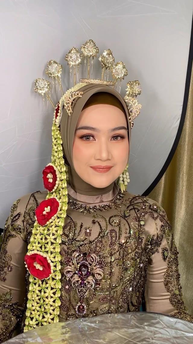 Thai makeup look X solo putri hijab modifikasi #asrequested | @irisazlou
.
Makeup @nazrenchenmua
Hijabdo @ecckayu_hijabhairdo @anisvyro.hijabhairdo
eyelash @pineryshop_
Nailart @alanahenna
Attire @keratonjawi.id
Acc @nazrenchenmua
Soflens @malangeyewear
————————————————————
Nazrenchen Makeup Artist
Adress : Grand Villa Dau Blok C no. 6 Dau, Malang
Phone : 081234555115
____________________________________________
- Wedding Makeup
- Modern Wedding Makeup
- Traditional Wedding Makeup
- Prewedding Makeup
- Engagement Makeup
- Graduation Makeup
- Party Makeup
- Fashion Makeup
- Photoshoot Makeup
- Maternity Makeup
- Natural Makeup
- Hijabdo
- Hairdo
_____________________________________________
#MUA #MUAmalang #nazrenchen #makeup #makeupartistmalang #graduationmakeupmalang #makeupwisudamalang #muamalangrecommended #makeuplamaranmalang #periasmalang #partymakeupmalang #makeupmalangmurah #preweddingmakeupmalang #weddingmakeupmalang #hairdomalang #muamalang #makeupsurabaya #makeupbanyuwangi #makeuptunanganmalang #weddingmalang #makeuppengantin #makeuppengantinmalang #makeupflawlessmalang #makeupmalang