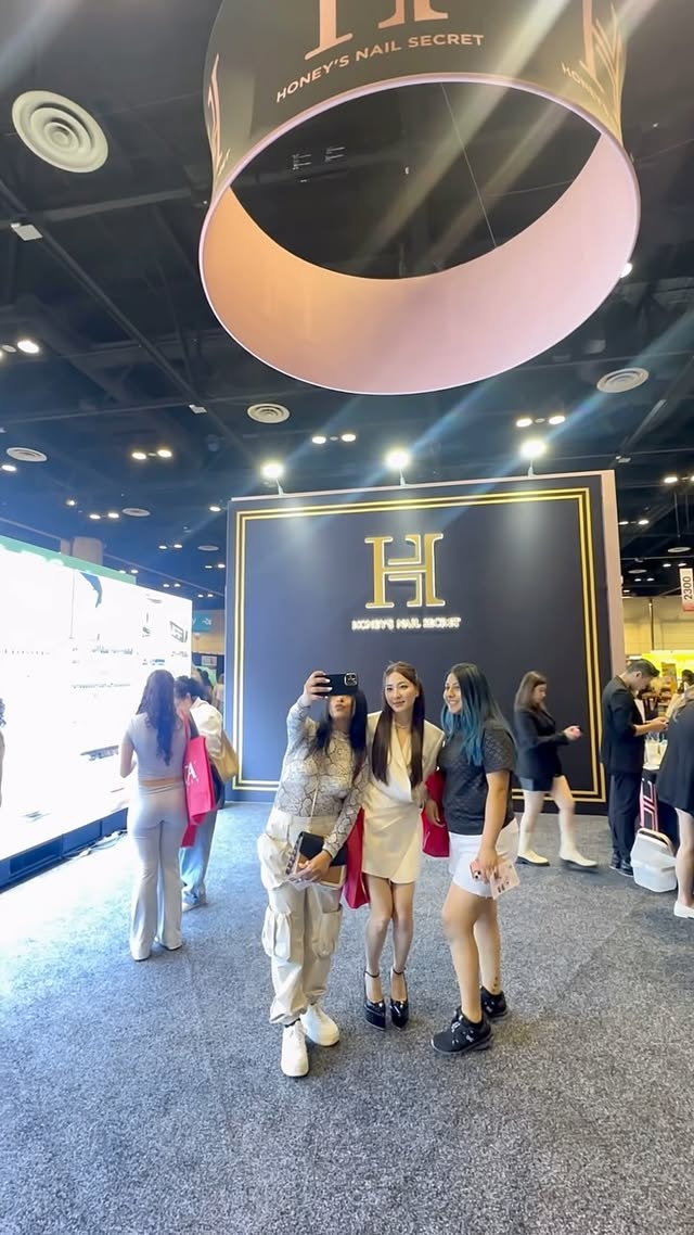 Thank you for an amazing show ♥️
Premiere Orlando 2024 @honeysnailsecret #premiereorlando #beautyshow #honeyphan #honeyphannails #honeysnailsecret #nails