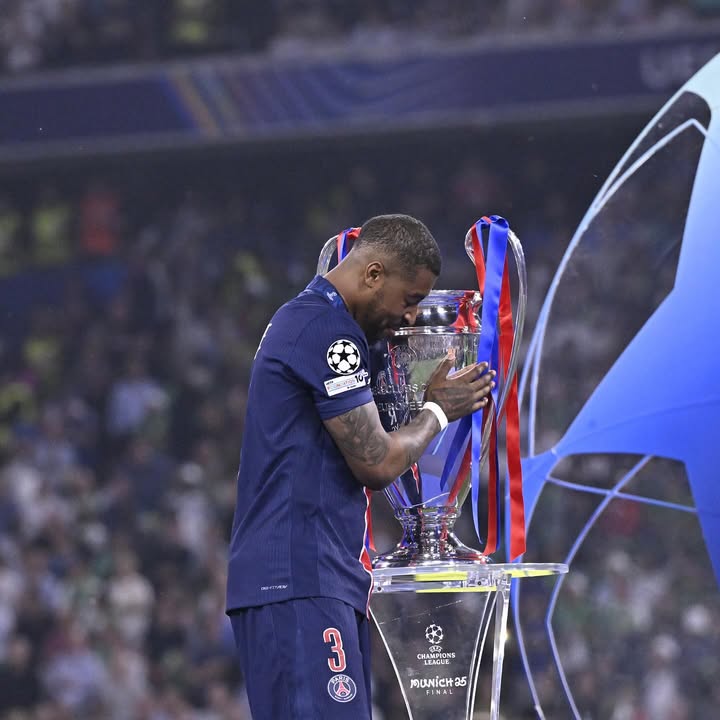 LA PREMIÈRE .. ET POUR L’HISTOIRE .
Le reve d’un titi parisien après tant d’années de travail de lutte , chute mais on se relève toujours ! Mes émotions d’aujourd’hui sont tellement forte je tiens à remercier tout le club mes coéquipiers ,les staffs et les supporters pour le plus beau cadeau du monde . ❤️💙😘🏆
#HAMDULILAH#SABR#LAFORCE
