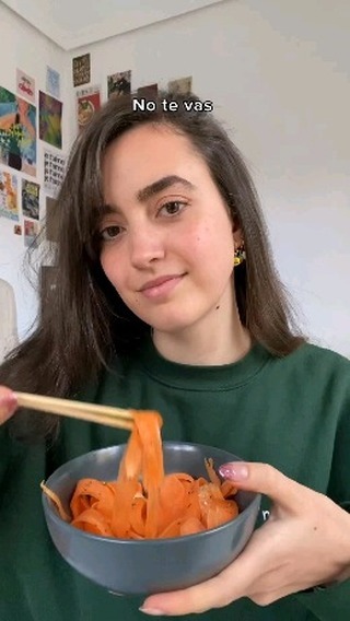 La combinación de zanahoria, aceite y vinagre es muy beneficiosa para nuestra piel, nuestras hormonas, ayuda a hacer la digestión y a regular el azúcar en sangre. Es una forma fácil y rápida de incluir vegetales en nuestra alimentación 🥕
.
Créditos: gracias a @myrealfood_app 🥰
.
#recetario #recetas #recetassanas #recetassaludables #recetasrapidas #recetassencillas #ensalada #ensaladafacil #ensaladafresca #ensaladadezanahoria #zanahoria #vegetales #verduras #verdurasfrescas #nutricional #nutricion #nutritivo #vegan #vegetariano #comida #comidasana #comidanutritiva #comidasaludable