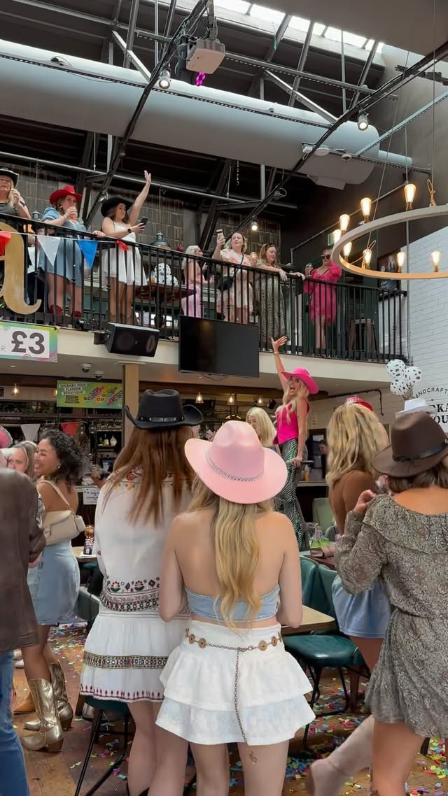 So much fun dancing on tables with you all yesterday @revolutionbristol 🩷🎙️🪩🤠 #manifeellikeawoman #shaniatwain