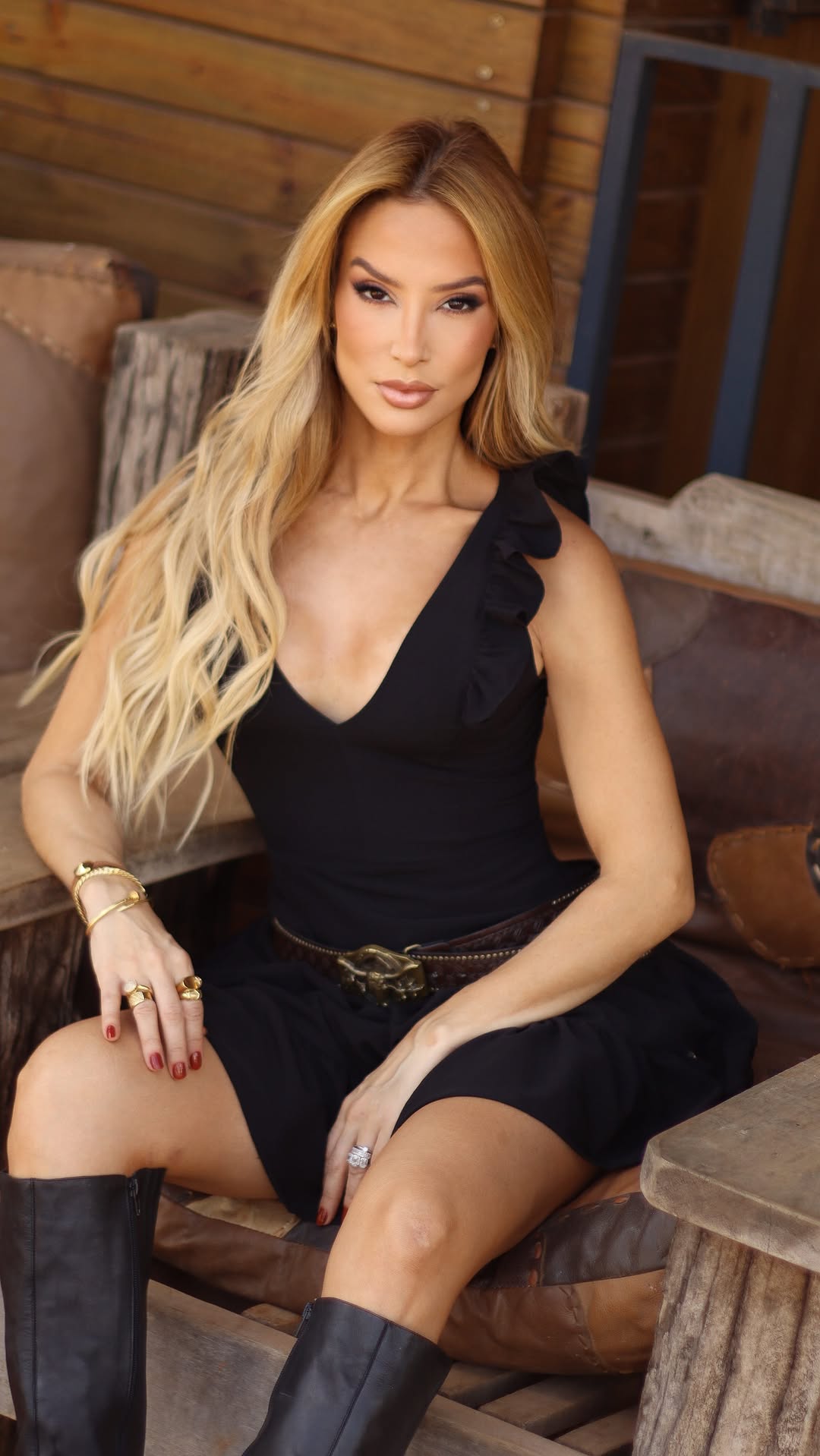 Mais um look lindo da Campanha para @le_rizzia que inclusive é SUPER versátil!!!! Perfeito com bota mas ficaria lindo também com tênis, rasteirinha ou mesmo sandália de salto né?
Amo looks versáteis 🤎✨ E vocês?!