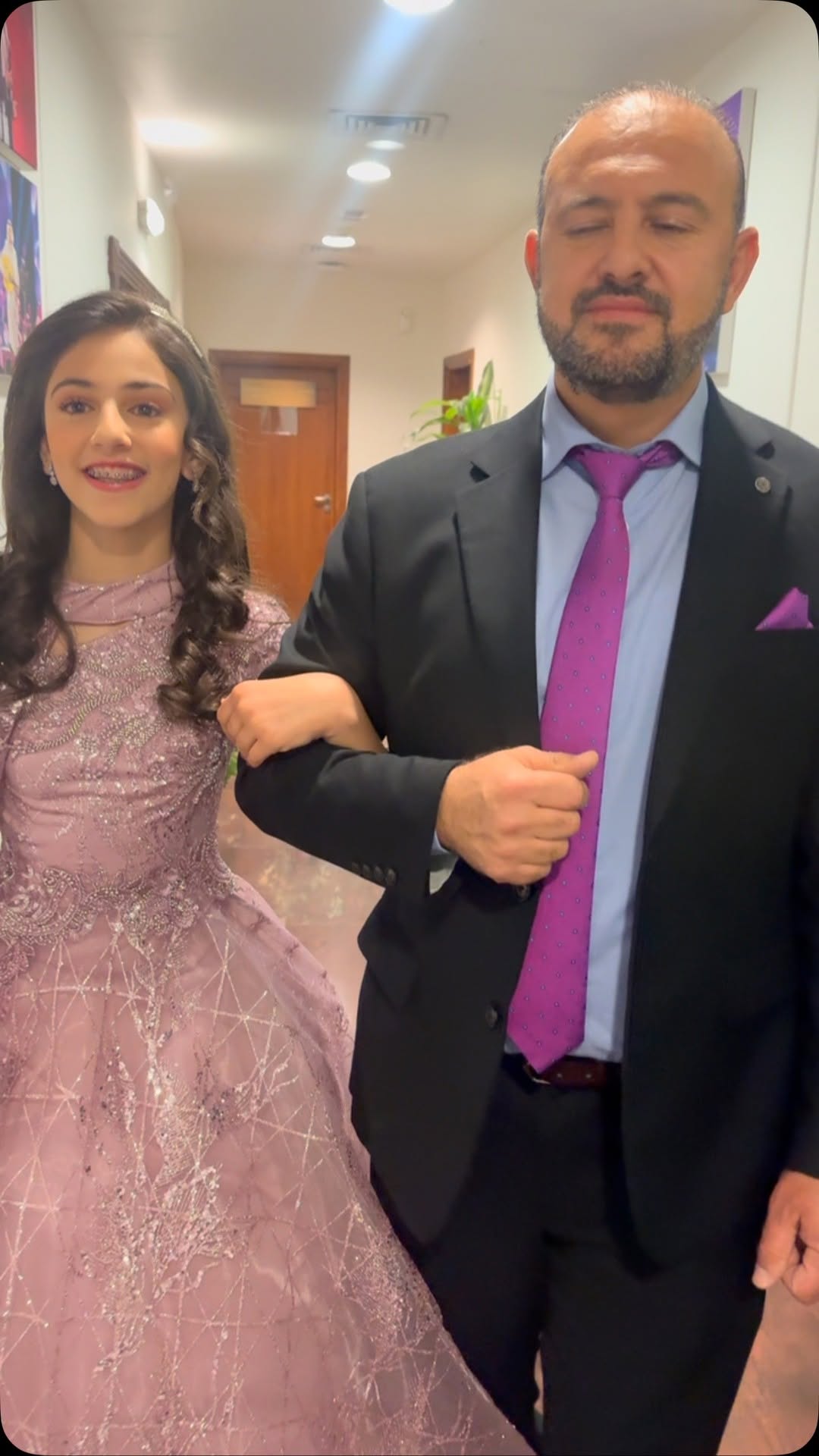 مع بابا قبل الحفل
#زينه_وسيم