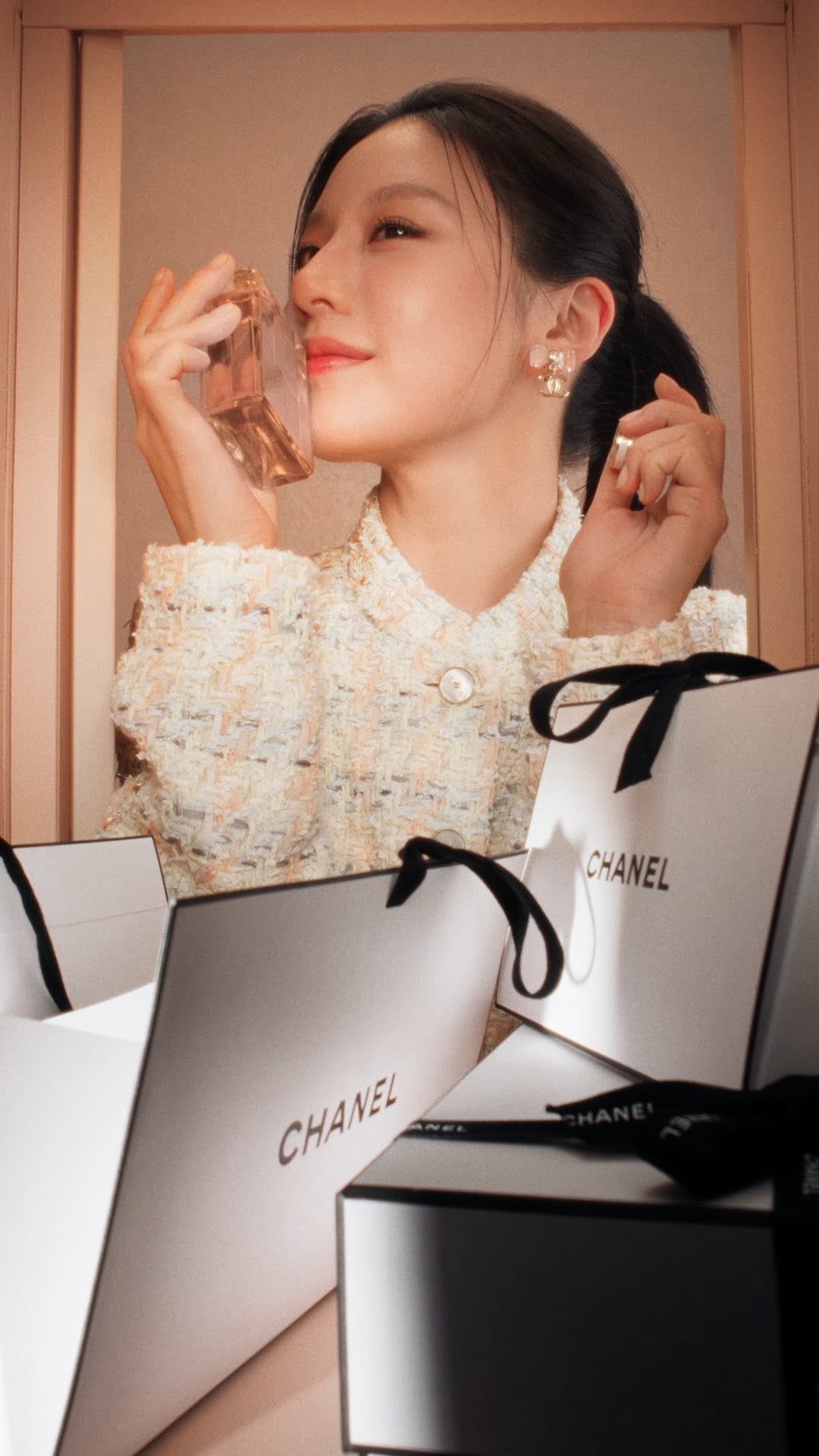 BEAUTY BEHIND THE DOOR - A Perfect Gift
COCO MADEMOISELLE Eau de Parfum
@goyounjung
—-
#CHANELBeauty #CHANELFragrance #CocoMademoiselle
