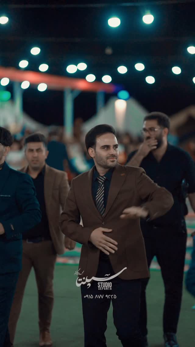 له یاره له یاره❤️
موزیک:علیرضا بیدکی
تصویر:استودیو سپنتا محمد یگانه
@alirezabidakiorg
@mohammadyeganeh_orginal
#عروسی #رقص