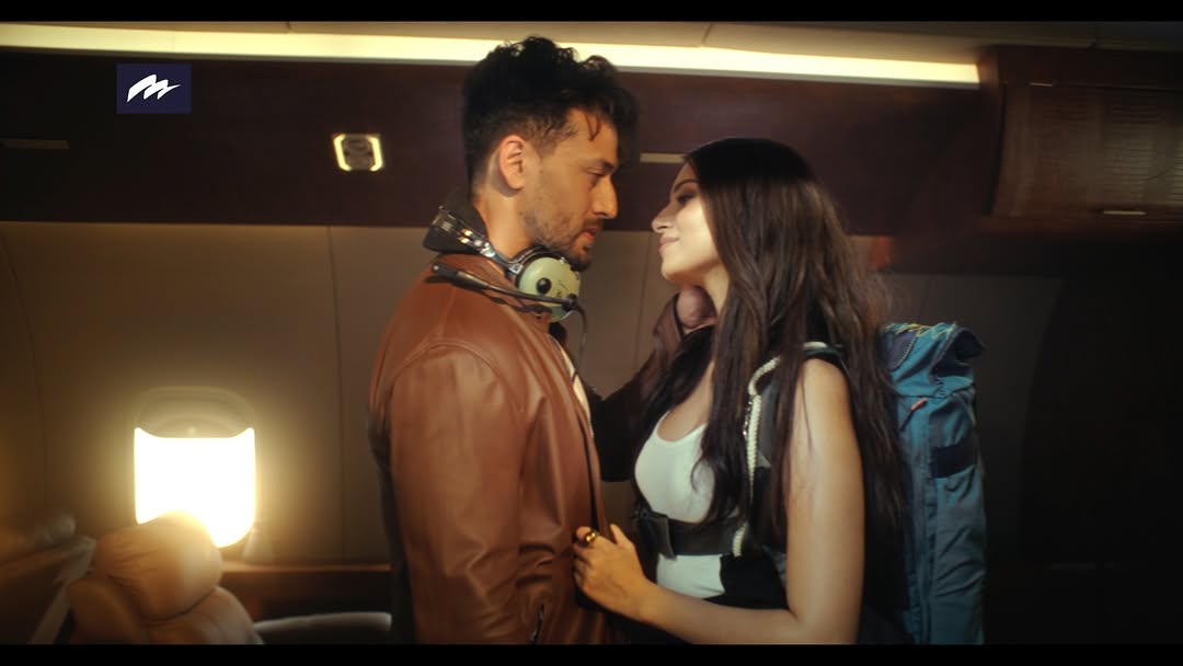 Priya ke papa ne racha ek masterplan. Lekin Vikram ko kaun rok paaya hai? Yeh love story toh take-off kar chuki hai! Drop a heart in the comments for this hit jodi.
#Hint #BadeAraamSe #EkHintToDete #TigerTara #TaraSutaria #TigerShroff