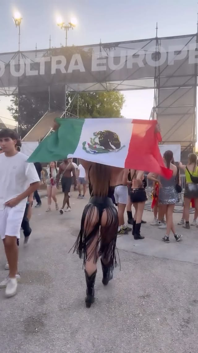 Esta mexicanita orgullosa de llevar su bandera ๐ฒ๐ฝ por todo el mundo ๐๐๐ se viviรณ hasta que amaneciรณ๐ #travel #dejandohuella #europa #croacia #viajerosporelmundo #lorelegof #ultra #ultrafestival #split
