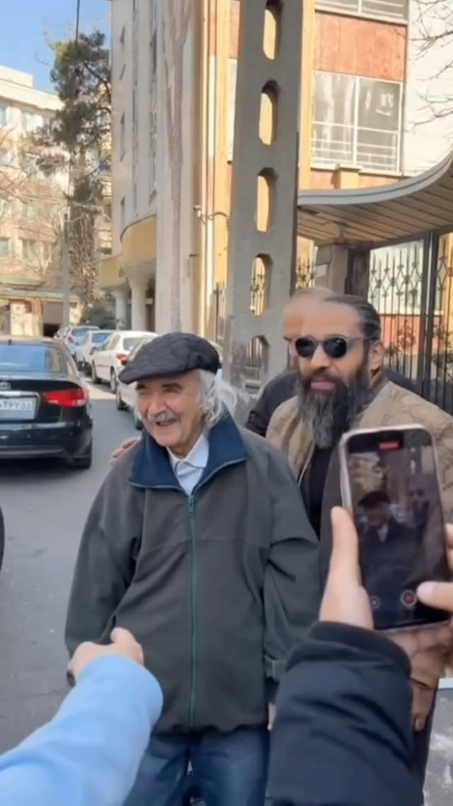 .
«طفلی به نام شادی دیری است گمشده است
با چشمهای روشنِ براق
با گیسوی بلند به بالای آرزو
هرکس از او نشانی دارد
ما را کند خبر
این هم نشان ما:
یکسو خلیج فارس
سوی دگر خزر»
استاد را دیدم همان قدر آرام همان قدر عميق... سایهای خنک در کویر فراموشی. در روزگار تاریکیهای پرهیاهو، نور بودن و نور ماندن سخت است.
ما درمیان این هیاهو قدر داشتههایمان را کی خواهیم دانست؟
محمد رضا شفیعی کدکنی چراغیست در برابر تاریکی…
#دکتر_شفیعی_کدکنی #محمدرضاشفیعی_کدکنی #روزبه #روزبه_نعمت_الهی #ملت_عشق