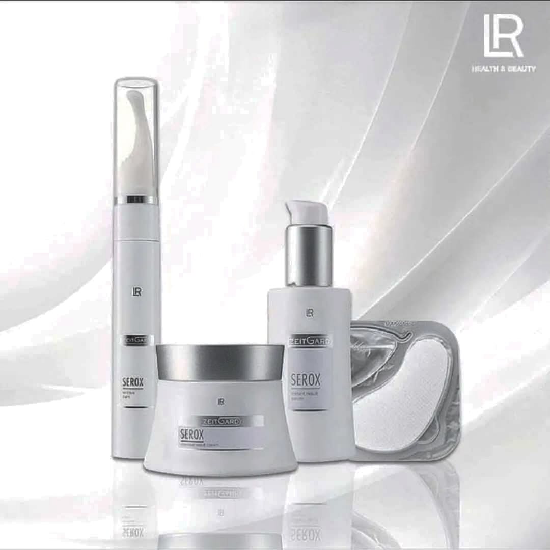 Produkti në imazh është nga linja LR Health & Beauty dhe quhet ZEITGARD Serox. Kjo linjë është e njohur për produkte të kujdesit për lëkurën, të fokusuara në reduktimin e rrudhave dhe efektet anti-plakje.
Ja disa informacione kryesore:
1. Emri i linjës: ZEITGARD Serox
2. Prodhuesi: LR Health & Beauty – një kompani gjermane që ofron produkte kozmetike dhe suplemente ushqimore.
3. Qëllimi i produkteve: Reduktimi i rrudhave, përmirësimi i elasticitetit të lëkurës dhe hidratim intensiv.
4. Produktet që shihen në foto:
Krem fytyre (moisturizing/anti-wrinkle cream)
Serum (me dozator pompë)
Roll-on ose aplikator lokal (për zona të caktuara si rreth syve)
Pady për pastrimin ose aplikimin e produkteve.