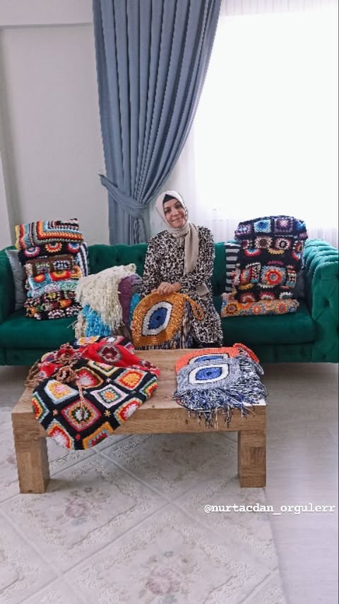 Gün ortasından selamlar herkese 🥰
Instagram önerdi, bende olur seni mi kırıcam dedim 🤭 🤭
.
.
Sipariş için dm 📩
.
.
#hırka #orguhirka#crochetshawl #cardigan#motifhırka #crochetcardigan #grannysquare #crochetsofinsta #instagood #insta#hobi #örgümodelleri#bags
#crochetersafig #crochetlovers #reelsvido
#boho #handmade #bohostyle #bohochic #katar #zarahirka #ürdün
#crochetcardigan