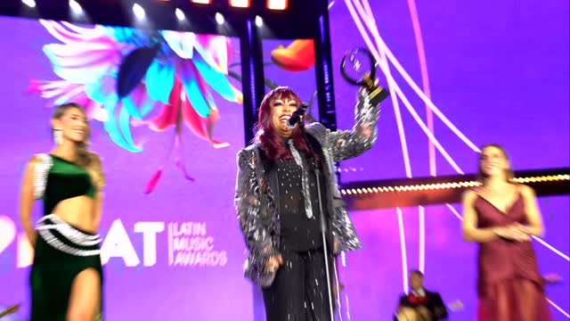 ¡Medellín, 🔥🇨🇴!🎶❤️
Gracias por tanto amor y por recibirme con el alma abierta.Cada aplauso, cada mirada, cada canto... ¡se sintió en el corazón! Una noche mágica en los #PremiosHeat que nunca olvidaré. 💃🏽 ¡La salsa está viva y más fuerte que nunca! Con ustedes, siempre. 🌟
#Medellín #GratitudTotal #NocheDeEstrellas
#YoSoyLaIndia #LaIndia #LaPrincesaDeLaSalsa
#LaIndiaOficial #Tropical #Legendary #LaSalsaVive #PremiosHeat2025