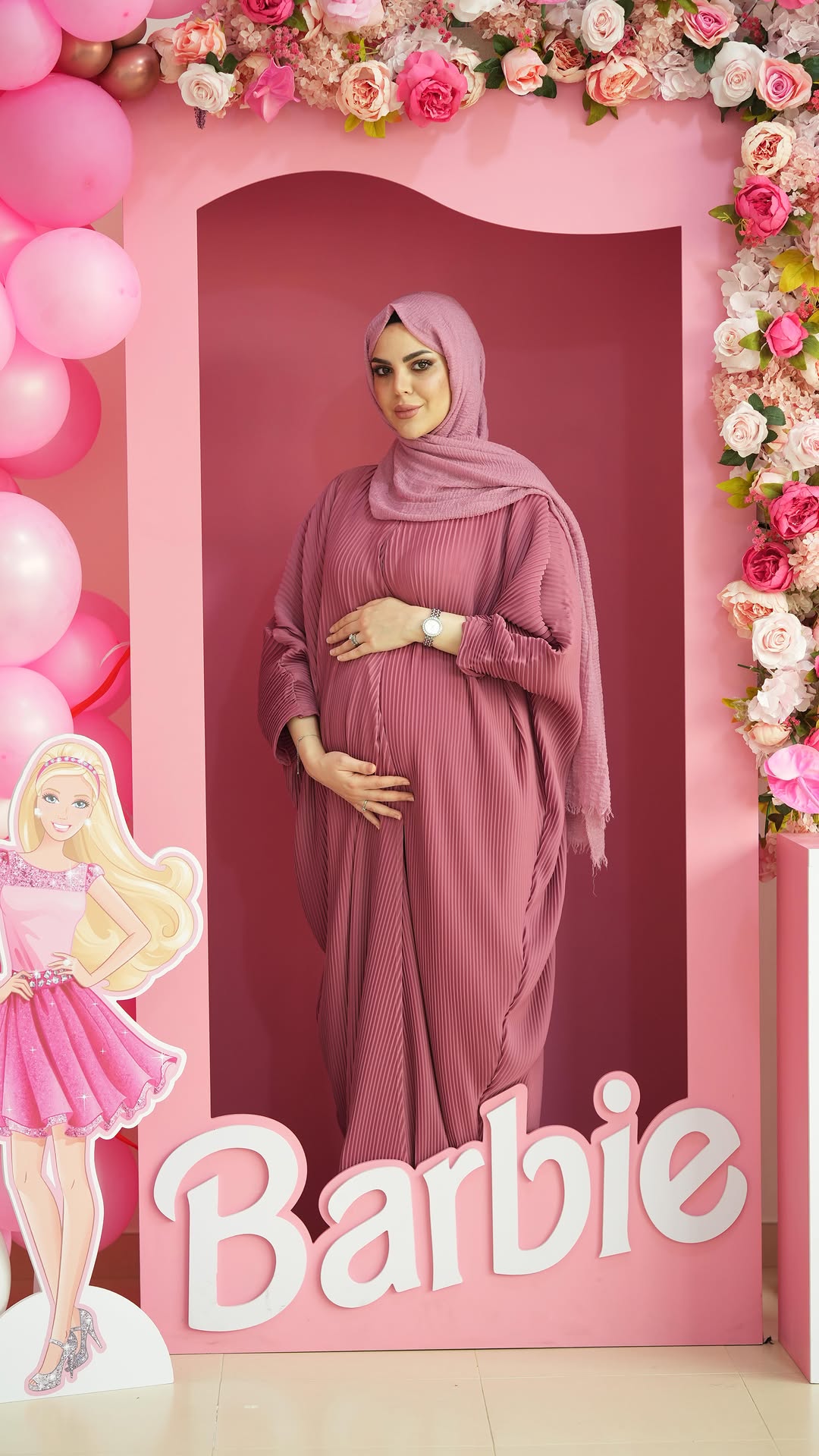 ماشاءالله تبارك الله و الحمدلله الذي بنعمته تتم الصالحات 🙏🏻
شكر كبير للابيل شوكولا @labellechoclate على معاملتهم و خدمتهم الأكثر من رائعة
كل شي موجود بالريل من بوكس باربي وستاندات و ورود وكيك وبالونز من عندهم 🙏🏻🙏🏻❤️❤️
و كل الشكر و الحب و التقدير أكيد للمصورة الموهوبة المريحة جدا بالتعامل حبيبتي @rawand.studio
@barbie
#barbie #genderreveal #itsagirl #girl #baby #uaelife
