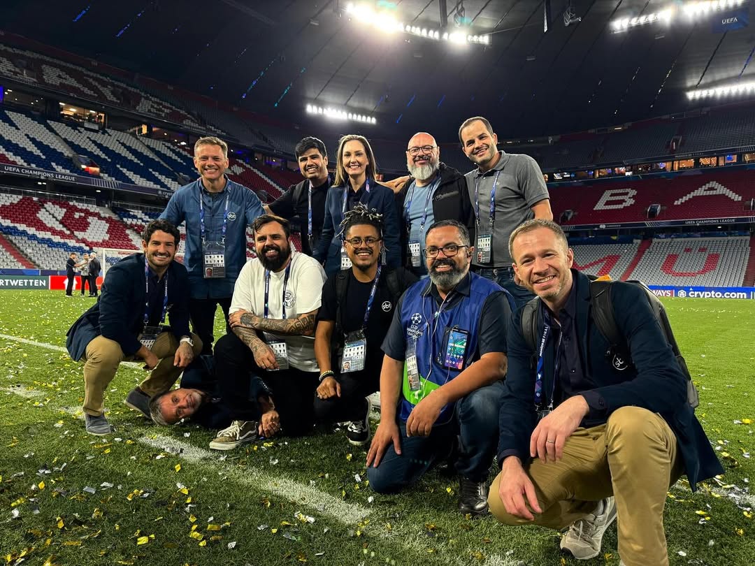 Diretamente aqui de Munique, onde a história foi escrita esta noite, eu quero deixar uma mensagem especial de amor e gratidão ao @sbt e a toda a nossa equipe do Esporte (@sbtsports )
Aos colegas que ficaram em São Paulo, aos que embarcaram nessa missão comigo aqui na Alemanha, e a cada profissional envolvido nessa cobertura, meu muito obrigado. Não foi só uma transmissão, foi uma entrega de alma. Foi paixão por contar histórias, por levar emoção, por viver o futebol como ele merece.
Sinto um orgulho imenso de fazer parte dessa família que vibra junta, que se apoia e que se emociona em cada lance. Hoje, mais do que nunca, ficou claro que o que nos une vai além do jornalismo esportivo. É amor pelo que fazemos e respeito por quem está do nosso lado.
De Munique para o Brasil, com todo o carinho do mundo: valeu, equipe! Vocês são gigantes! E teve sino sendo tocado aqui no @sbt 🔔