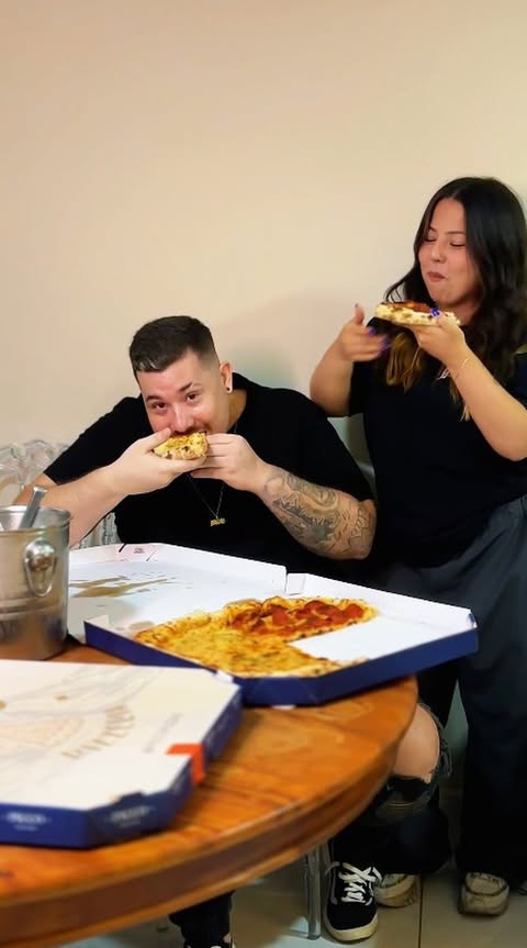 Na batida perfeita, o sabor irresistível da Picco entra em cena com os amigos. 🍕🎶
#piccopizzas #pizzaniteroi #pizzaartesanal #pizzaicarai #pizzasantarosa #pizzainga #pizzafonseca #pizzasaofrancisco #pizzaday #diadepizza #pizzacharitas #pizzacubango #pizzainga