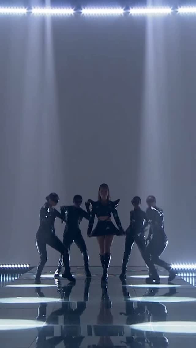 Flashing Lights live performance on Depi Evratesil is now out on my YouTube channel!!!!❤️🔥
Huge thanks to @tokionine for the incredible production
@kristinaromanova_av & @lifedancecrew for the stunning choreography
@not_filmmaker for vfx
@armpublictv for the amazing team
@beauty_fabric for my hair and makeup.
Costume designed by me.
Also, congratulations to @pargmusic for the win!