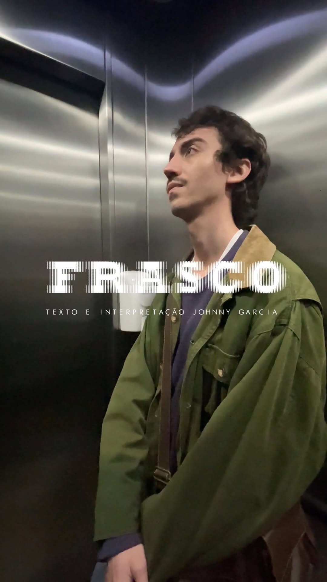 FRASCO // “Amanhã, quando eu acordar... eu vou ser uma pessoa totalmente diferente”
Esse seria o Monólogo que eu apresentaria se chegasse a final do #AtuaouSurta 💙
A Sombra e A Luz de se encontrar na pele de “outras pessoas”. Por muito tempo me perdi no processo de buscar o amor daqueles a minha volta. Minha facilidade em modificar meu raciocínio e senso de humor, me aproximava de todos e confortava a aflição do meu adolescente solitário.
Hoje sei, que criar personagens, vozes e gestos diferentes já não são uma fuga, muito menos um desespero por atenção. É da minha natureza transformativa. Os personagens revelam a minha essência mais profunda, me libertam da “casca” cotidiana, rasa, pragmática.
Sou um Ator, pois a transformação é natural e benéfica para minha alma. Escolho ser Eu, todas as vezes em que decido pelo caminho da sensibilidade: no outro e em mim, ao mesmo tempo. ✨
🎥 @wilson_papeschi
#ator #monólogo #atuação #teatro