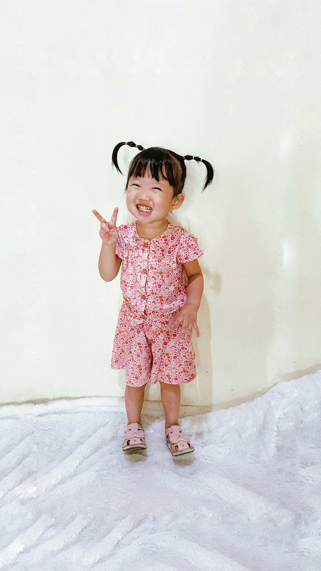 OOTD Jocelyn hr ini cantik banget kan 😍 yg pasti nya dr @mooiofficial dong.
Ini atasan Yoorin dan bawahan Oline. bahannya super super adem dan nyaman banget dipakai, yaitu dr premium katun. Utk celana nya kulot pendek, ada bagian karet di pinggang..
Pokoknya ak seneng banget selalu pilih OOTD dr @mooiofficial, krn kece kece dan nyaman bgt utk si kecil ..