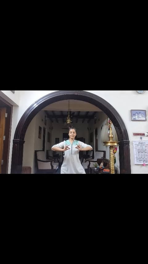Still making mistakes and learning from them ❤️
The lovely voice: My sweetest bestest teacher @padmakumargeetha ❤️❤️❤️
#worlddanceday #dance #kuchipudi