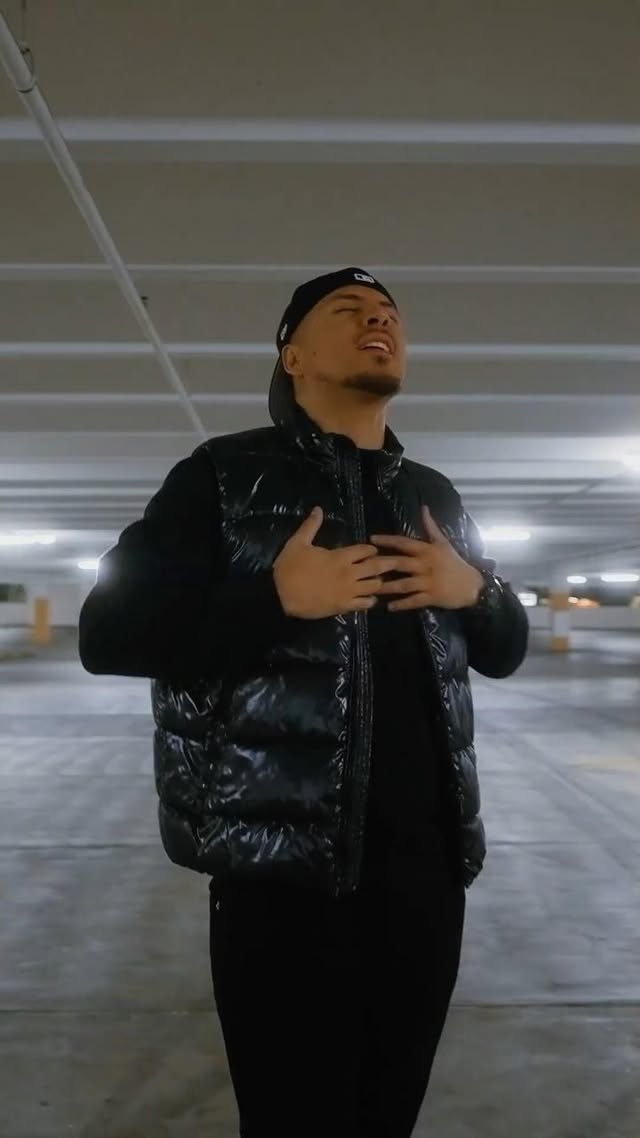 Hacemos el video oficial para esta cancíon ? Ustedes deciden 🤔 … Should I shoot an official music video to this song ? 🤔 let me know in the comments !
.
.
.
🎥 @directedbyavel