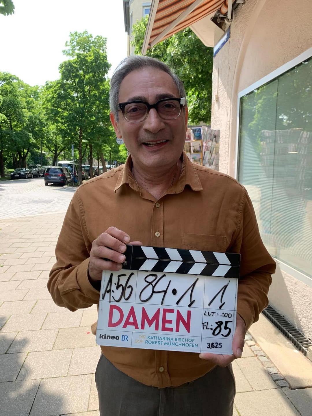 Cihan Palabıyık uluslararası arenada!
Oyuncumuz Cihan Palabıyık, “Damen (Kadınlar)” filminde Umut karakteriyle yer alıyor! 🎬
Kineo Film GmbH yapımı bu özel proje, Katharina Bischof yönetmenliğinde çekildi ve Alman ulusal kanalında yayınlanacak! 🇩🇪
Başarı seninle olsun Cihan! 👏
#CihanPalabıyık #Damen #Umut #KineoFilm #KatharinaBischof #UluslararasıProje #almanya