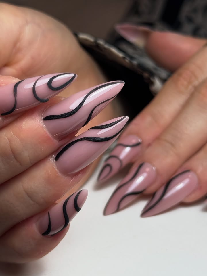 Non saranno estive ma le amiamo 🥹 Super punta con base lucida e decori astratti neri opachi 🖤
Costruttore: petal pink @kharmanailofficial (cod:sara10)🩷
#nails #nailoftheweek #nailart #nailartist #phoenixnails #nailsalon #nailscenter #roma #ostia