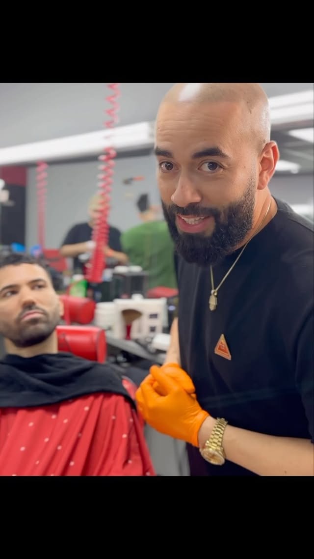 Cuando subestimas a tu nuevo compañero
#barbergang #barberworldtv #foryou
@jimmytheshow
@barbero_fantasma
@johnericlaroca
@saucegoyagang
@vegvpr
@biz_elbarbero
@mostro_the_barber
@pichon.barber
@cirujano_el_kenny
@aldoelarquitecto
@maikybackstage