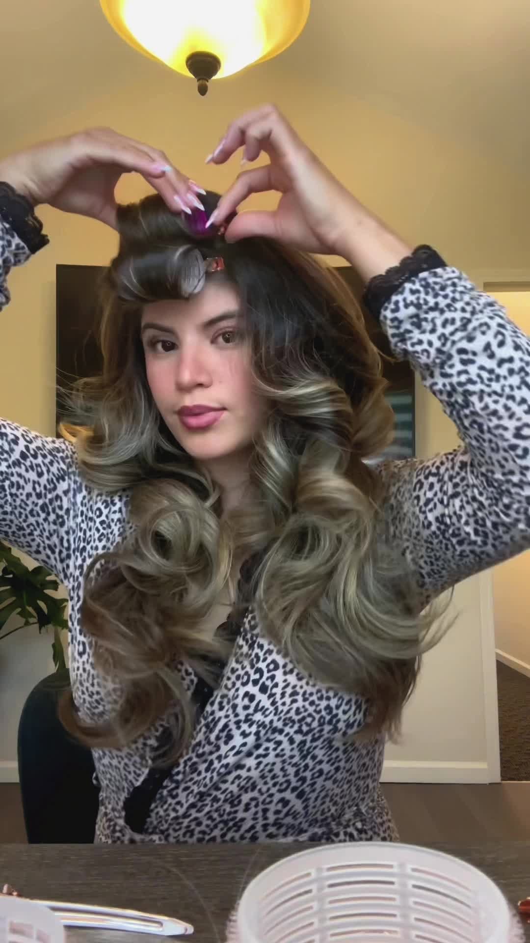 proposal ready hair🥂💍🥺 Comment "link" and we'll DM you exactly what she used to style her hair!
ㅤ
Ft. Bombay Hair Velcro rollers set + @itsana.with.one.n (TikTok)
ㅤ
#velcrorollers #proposalready #bombayhair #bouncyblowout