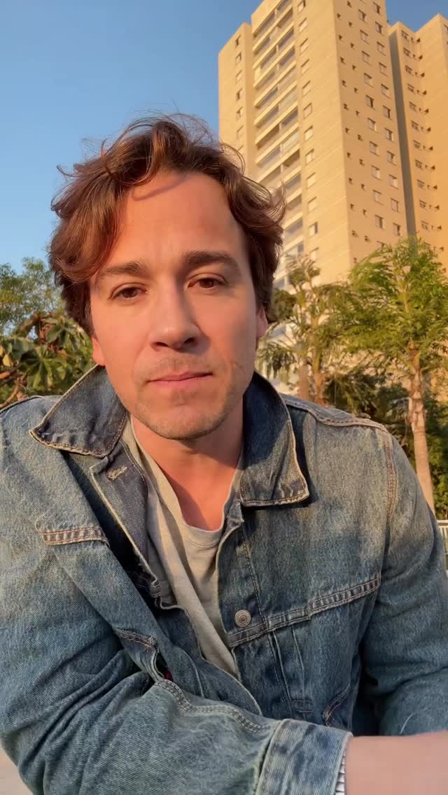 Esquecer o que ia dizer ao falar em público não é fraqueza.
É reflexo da falta de direção interna.
A fala que impacta não nasce do improviso, nasce da clareza.
Antes de falar, se pergunte:
✔️ O que essa pessoa precisa entender?
✔️ Qual imagem pode tornar isso inesquecível?
✔️ O que ela deve sentir ou fazer depois de me ouvir?
Quem estrutura, lidera.
Quem improvisa demais, se perde no meio do caminho.
Compartilhe com aquele amigo que volta e meia esquece o que iria falar.
#invistanasuacomunicacao